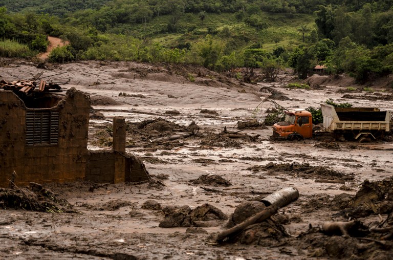 Cenário de destruição em Bento Rodrigues, quatro dias após o rompimento da barragem, a 70 km de Mariana 