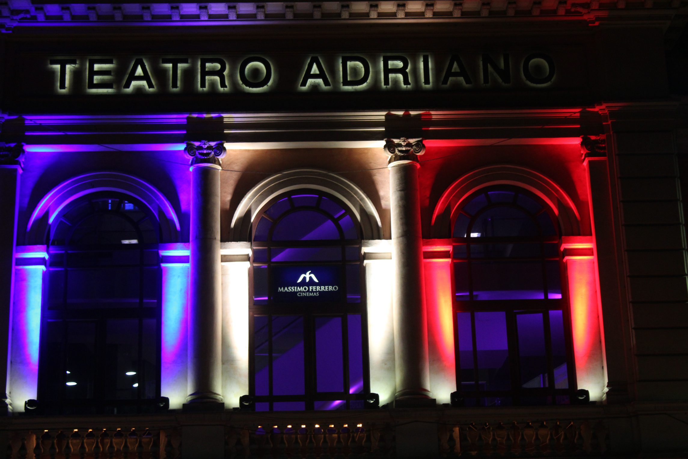 No Teatro Adriano, em Roma, a solidariedade aos franceses pelos ataques em Paris, no início de novembro, que deixaram 130 mortos
