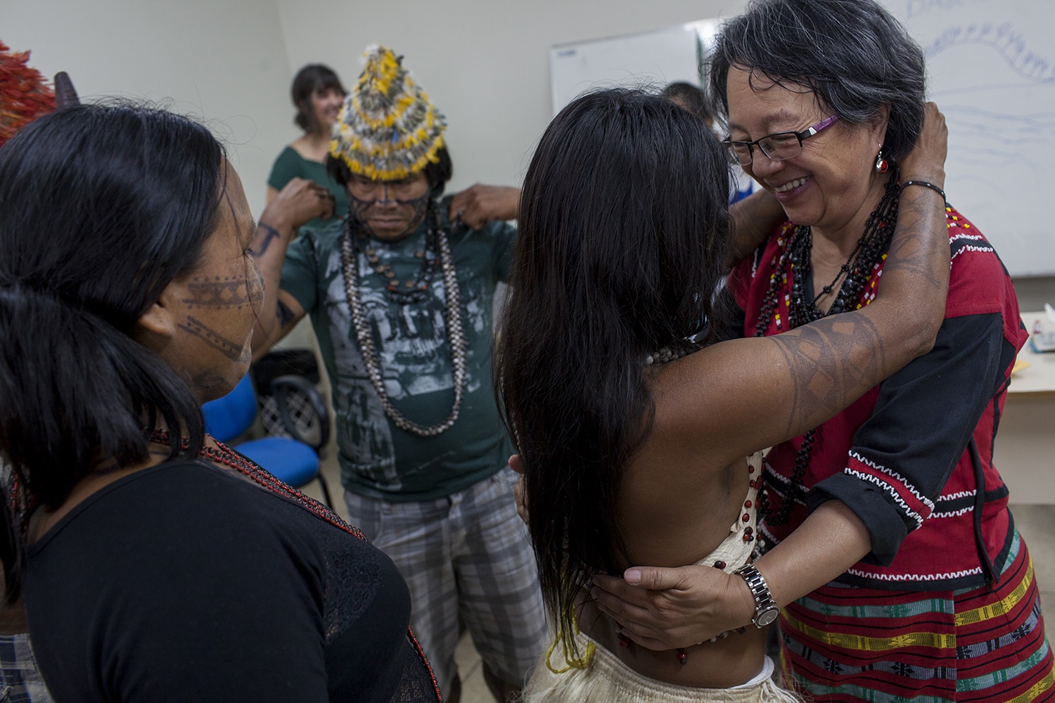 Uma índia Munduruku entrega um colar para Victoria Tauli-Corpuz, relatora especial da ONU sobre Direitos dos Povos Indígenas