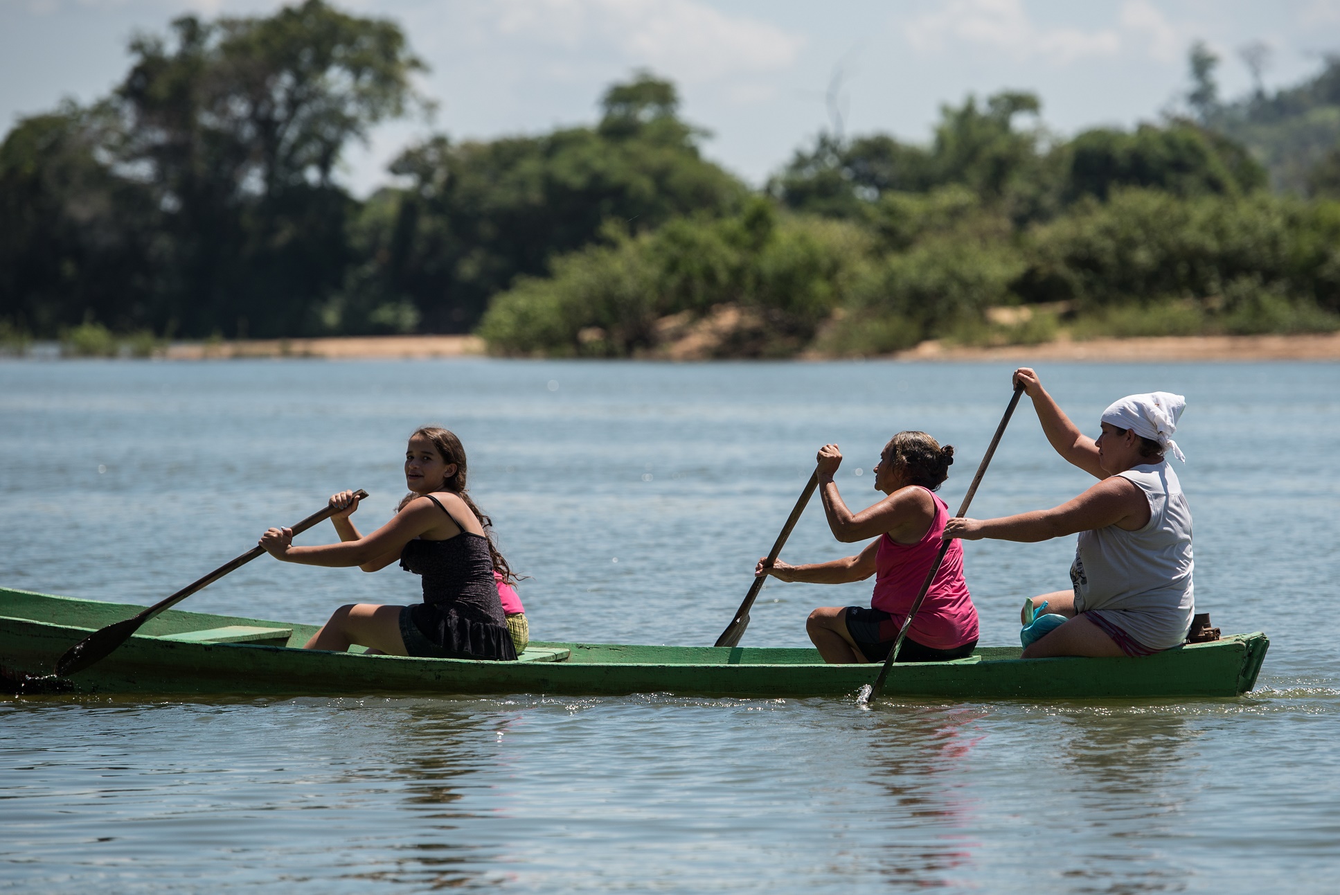 Mulheres atravessam o Xingu de canoa. Na região, além da população ribeirinha, existem 26 povos indígenas que falam 24 idiomas
