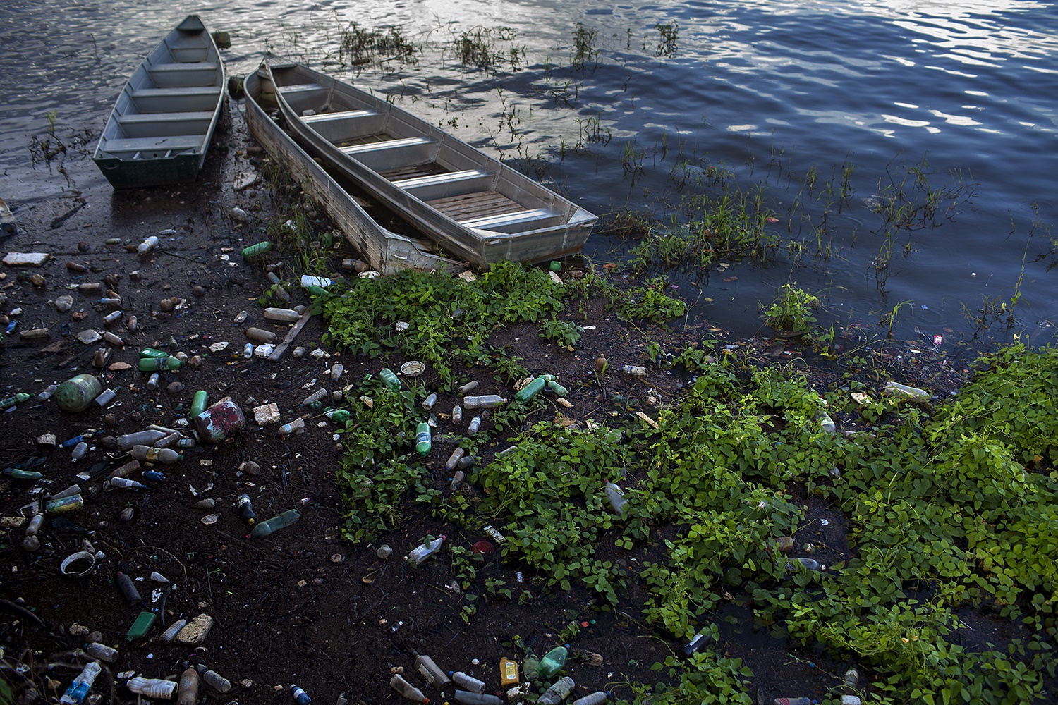 Lixo acumulado no rio Xingu, na orla do centro do município de Altamira. O saneamento prometido não veio