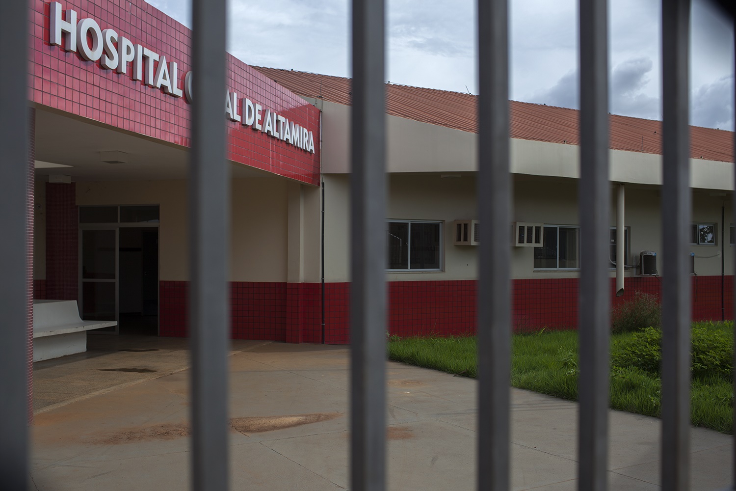 Uma das condicionantes para a instalação da usina era a construção do Hospital Geral de Altamira para amenizar o impacto do aumento da população. Ele ficou pronto com atraso e continua fechado, sem equipamentos e médicos