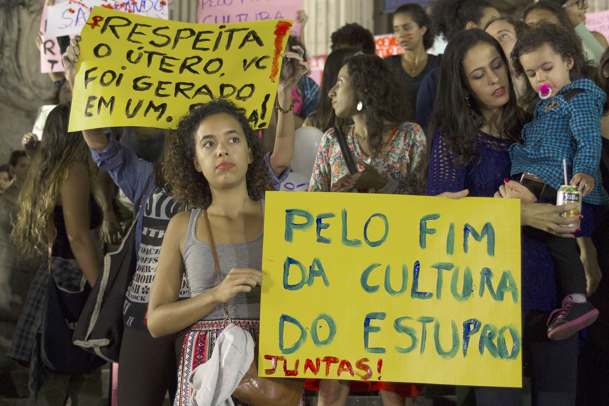 Protesto em frente à Assembléia Legislativa do Rio de Janeiro contra a cultura do estupro