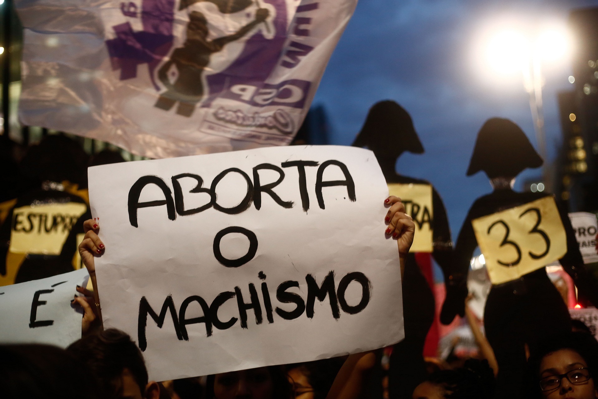 Feministas e representantes de movimentos sociais protestam em São Paulo
