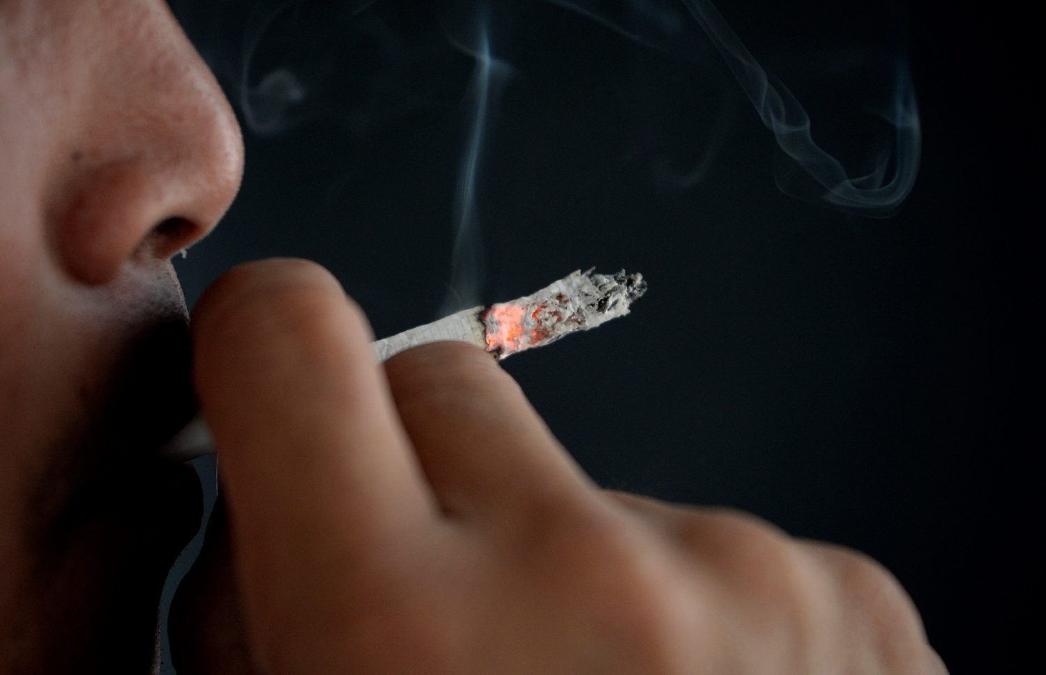 A nicotina e outras milhares de substâncias (mais de sete mil) atuam rapidamente pelo corpo, atingindo os mesmos receptores cerebrais que a cocaína. Foto Noel Celis/AFP