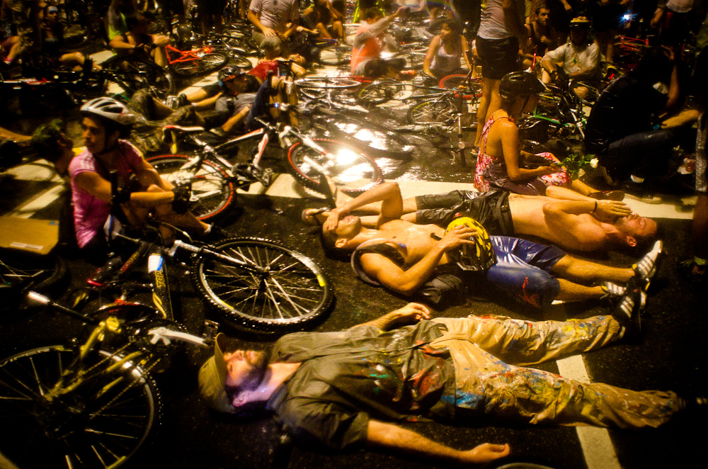 Manifestantes protestam contra a morte de uma ciclista na Avenida Paulista