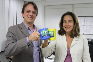 Geija Rocha brinda, com a caneca de plástico, o início da implantação da agenda ambiental na Assembléia Legislativa do Rio
