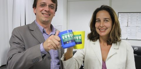 Geija Rocha brinda, com a caneca de plástico, o início da implantação da agenda ambiental na Assembléia Legislativa do Rio