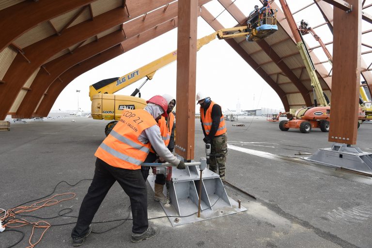 Trabalhadores se apressam para concluir um dos pavilhões que receberá representantes do mundo todo durante a Conferência do Clima, em Paris