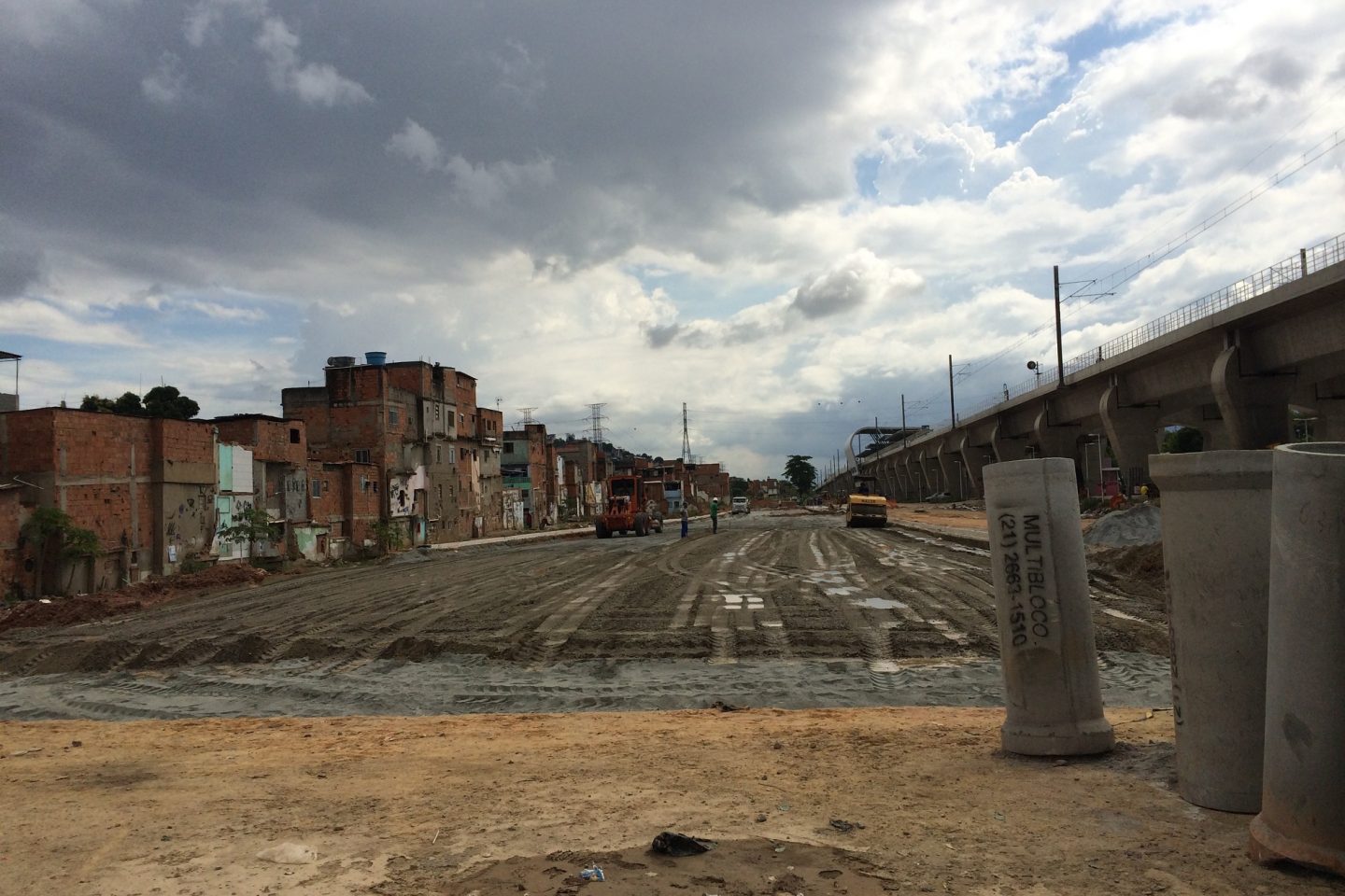 Parque que está sendo construído em Manguinhos, Zona Norte do Rio, volta a privilegiar as vias para carros e ônibus