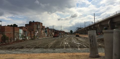Parque que está sendo construído em Manguinhos, Zona Norte do Rio, volta a privilegiar as vias para carros e ônibus
