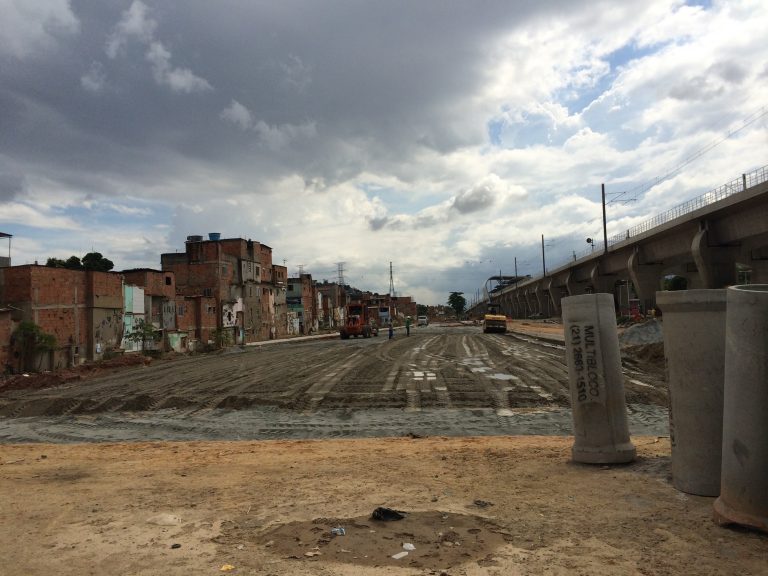 Parque que está sendo construído em Manguinhos, Zona Norte do Rio, volta a privilegiar as vias para carros e ônibus