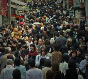 A difícil tarefa de atravessar uma das estreitas ruas de Tóquio, a cidade mais populosa do mundo
