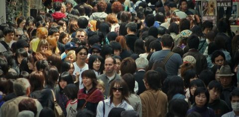 Ruas lotadas em Tóquio: em 2050, dois terços da população mundial estarão vivendo nas cidades