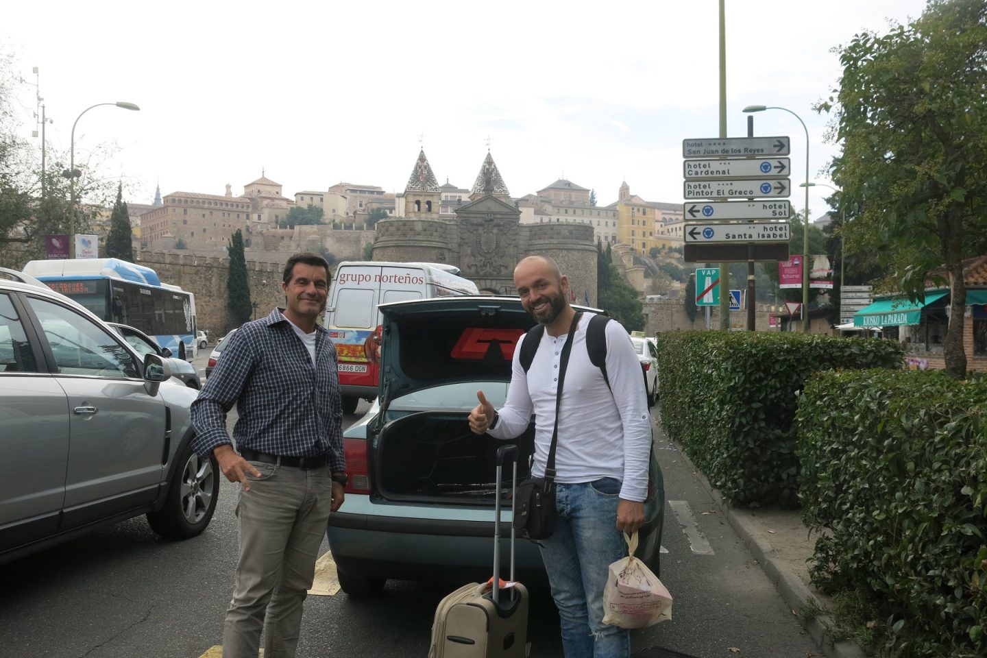 José Machio (à esquerda) e David Ruiz, motorista e passageiro da Blablacar, na chegada a Toledo