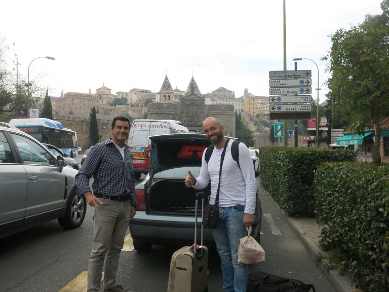 José Machio (à esquerda) e David Ruiz, motorista e passageiro da Blablacar, na chegada a Toledo