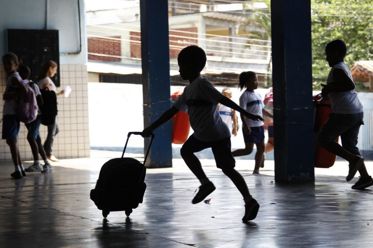 De uma população de cerca de 77 milhões de crianças e jovens, de zero a 24 anos, o número geral de matrículas na educação básica e superior é de 52 milhões. Ou seja, 25 milhões (ou 30%) de estudantes brasileiros estão fora das salas de aula