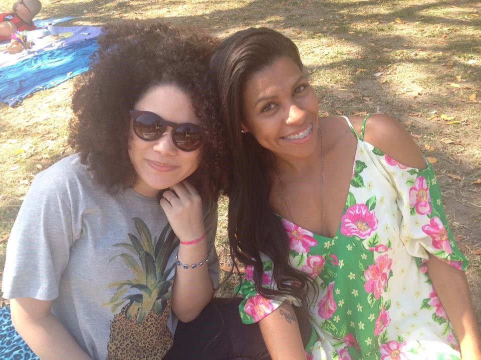 Clei Barbosa (à esquerda) e Viviane Pereira _ as duas usando roupas da Farm