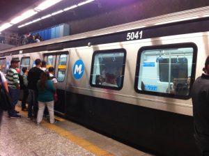 Passageiros se aglomeram na porta do metrô na esperança de conseguir um lugar sentado