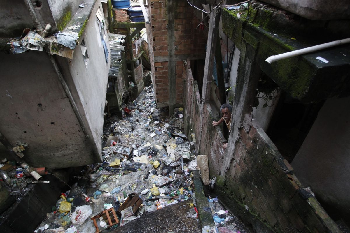 De acordo com os dados do IBGE, os aglomerados subnormais, como são chamadas as favelas, teriam uma cobertura de esgoto de 82,2%