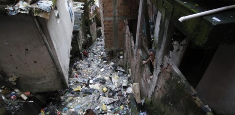 De acordo com os dados do IBGE, os aglomerados subnormais, como são chamadas as favelas, teriam uma cobertura de esgoto de 82,2%