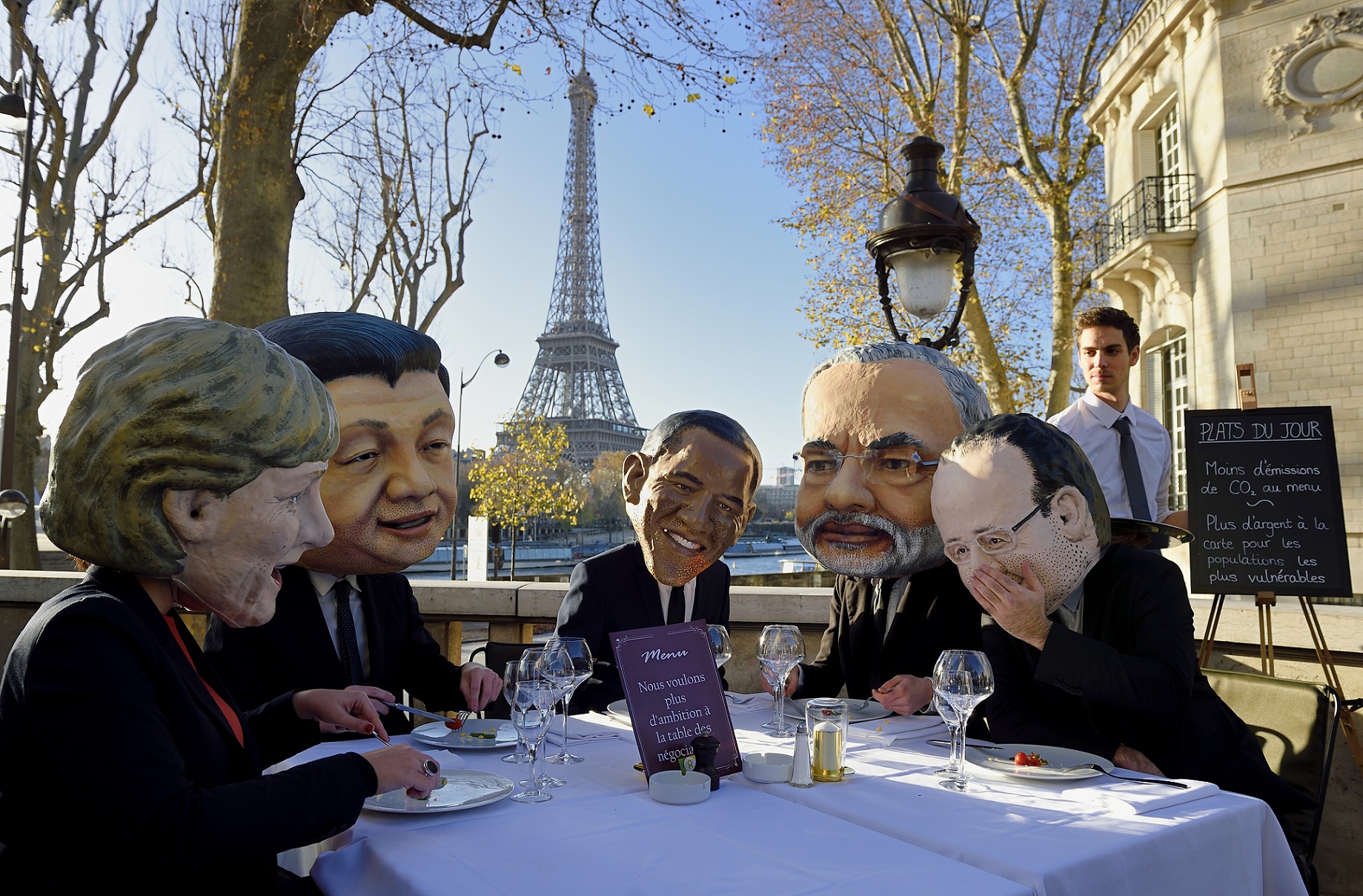 Café organizado pelo ONG OXFAM reune alguns "líderes mundiais": Angela Merkel (Alemanha), Xi Jinping (China), Barack Obama (EUA), Narendra Modi (Índia) e Francois Hollande (França)