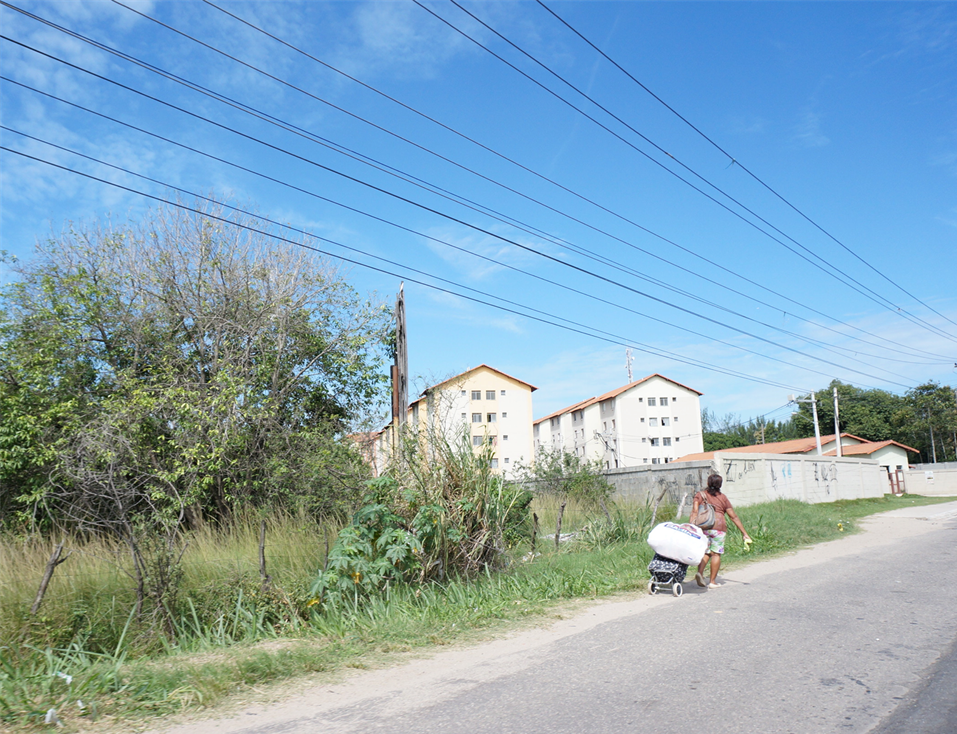 Moradora caminha vários quilômetros até chegar ao Condomínio Coimbra, no Complexo Jesuítas, na Zona Oeste