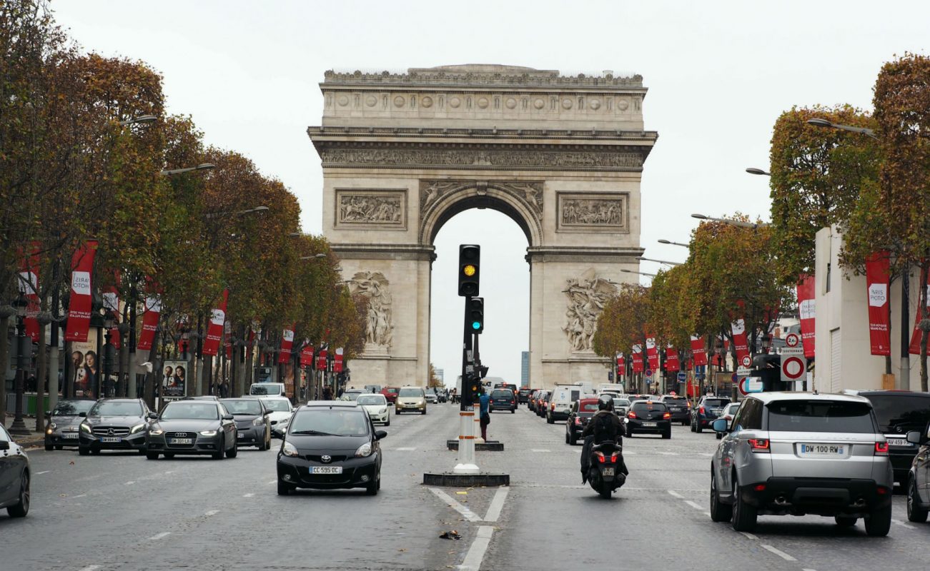 Pouco movimento nas ruas em Paris no dia seguinte ao ataque terrorista
