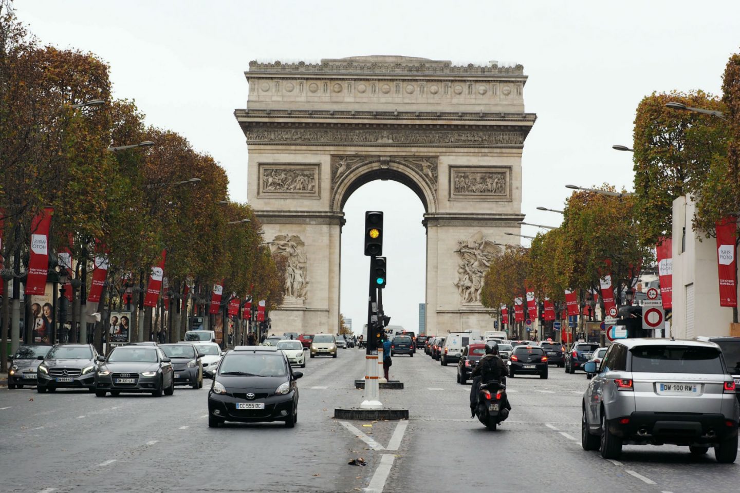 Pouco movimento nas ruas em Paris no dia seguinte ao ataque terrorista