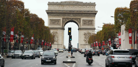 Pouco movimento nas ruas em Paris no dia seguinte ao ataque terrorista