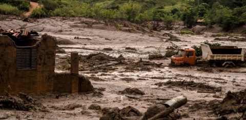 Cenário de destruição em Bento Rodrigues, quatro dias após o rompimento da barragem, a 70 km de Mariana. Foto de Gustavo Basso/NurPhoto