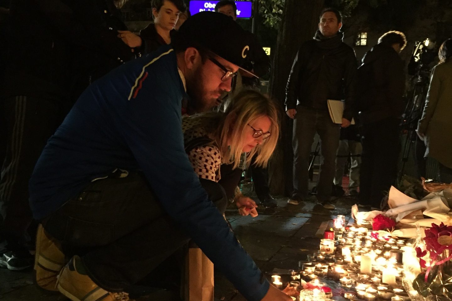 Silêncio marcou as homenagens às vítimas na praça do Boulevard Voltaire em frente à casa de shows Bataclan, no sudeste de Paris.