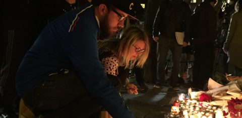 Silêncio marcou as homenagens às vítimas na praça do Boulevard Voltaire em frente à casa de shows Bataclan, no sudeste de Paris.