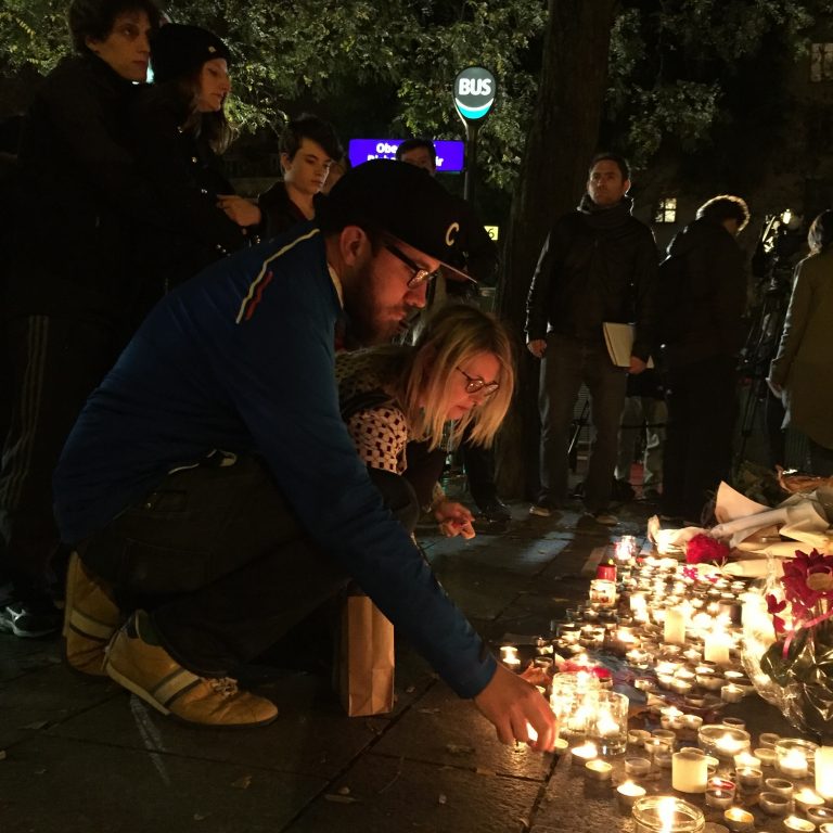 Silêncio marcou as homenagens às vítimas na praça do Boulevard Voltaire em frente à casa de shows Bataclan, no sudeste de Paris.