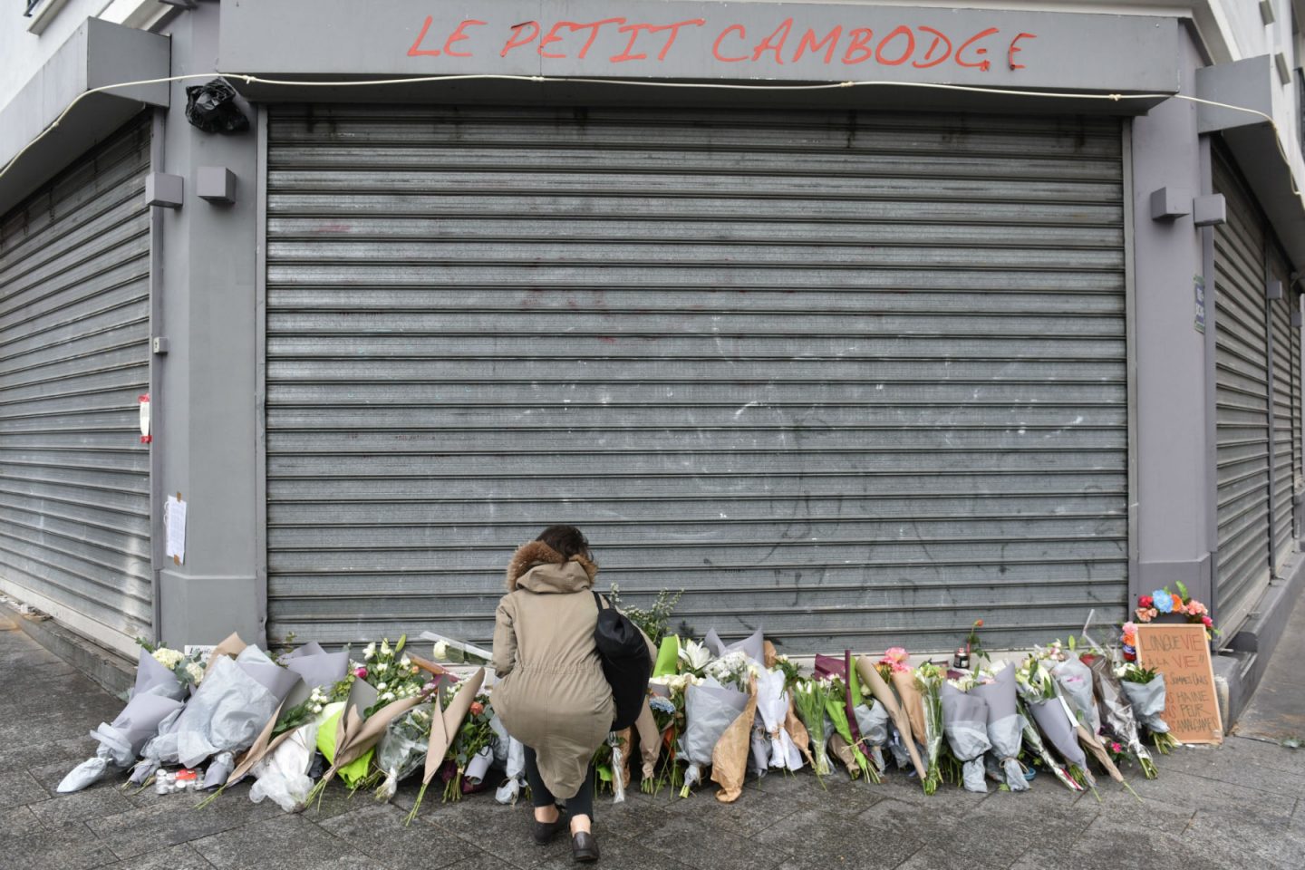 Na porta do Le Petit Cambodge, um dos alvos dos ataques em Paris, flores e luto