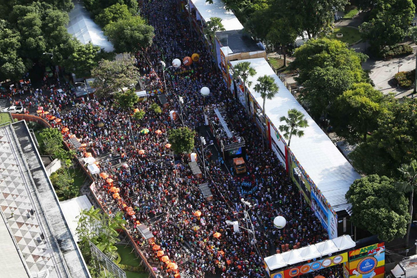 Multidão nas ruas de Salvador no Carnaval de 2014