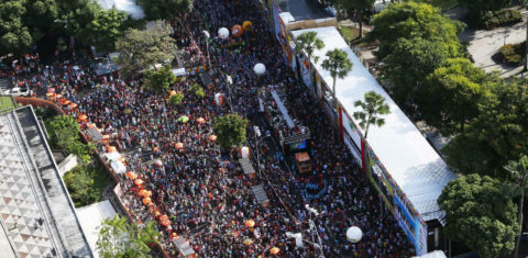 Multidão nas ruas de Salvador no Carnaval de 2014