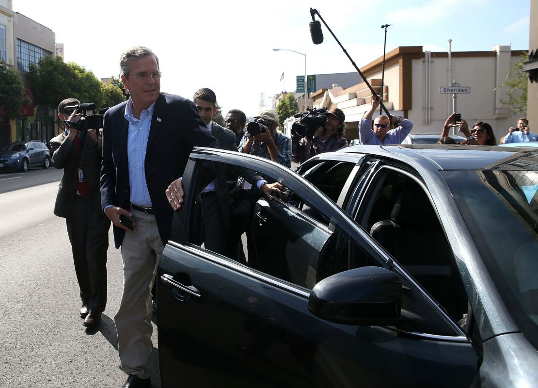 O pré-canditado republicano Jeb Bush entra num carro do Uber ma campanha presidencial americana