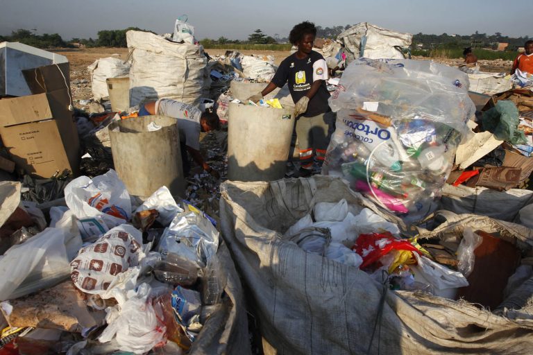 Crise provocou queda nos preços do material reciclado e dificultou ainda mais a vida dos catadores