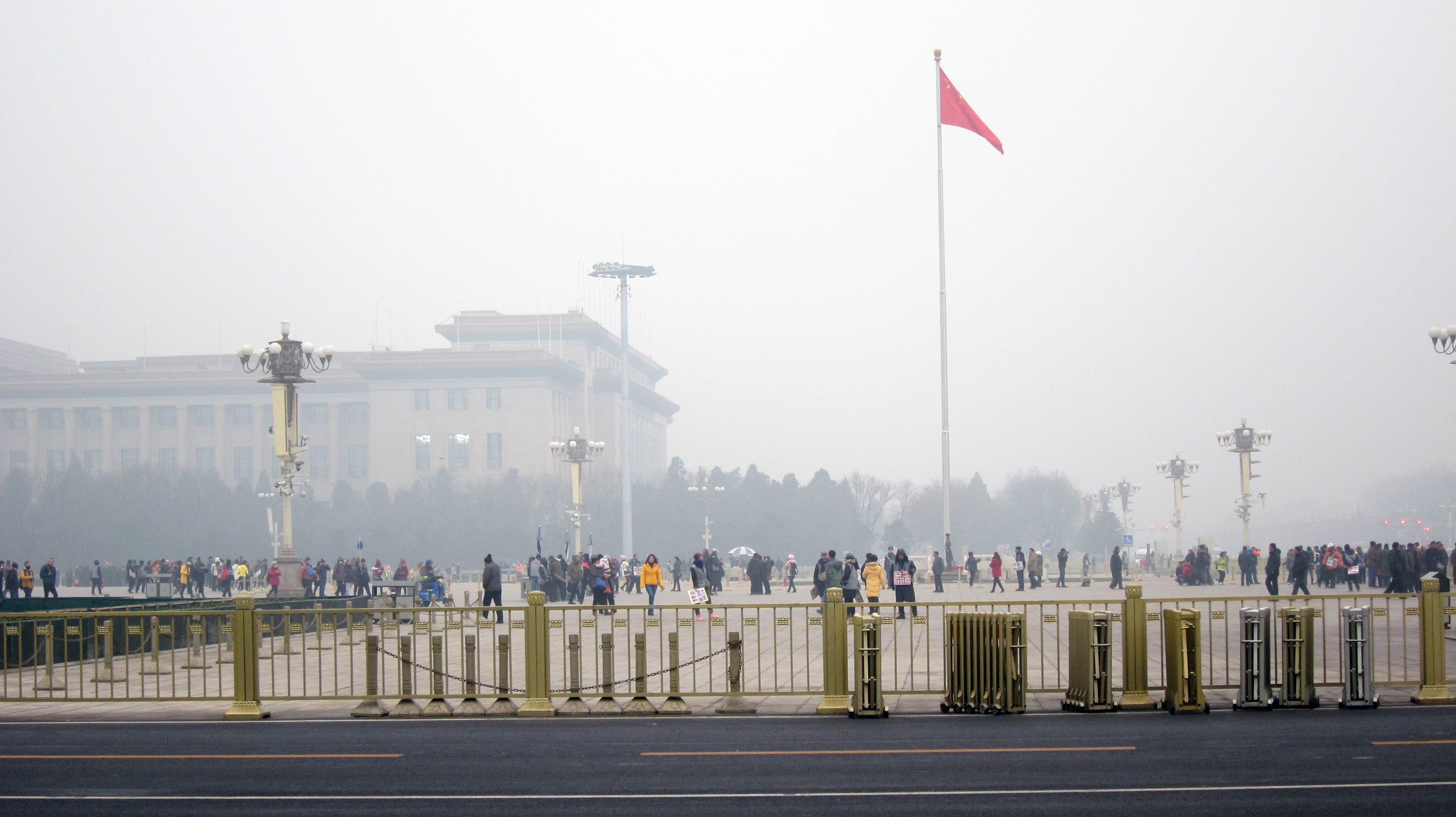 Poluição faz China acionar alerta vermelho