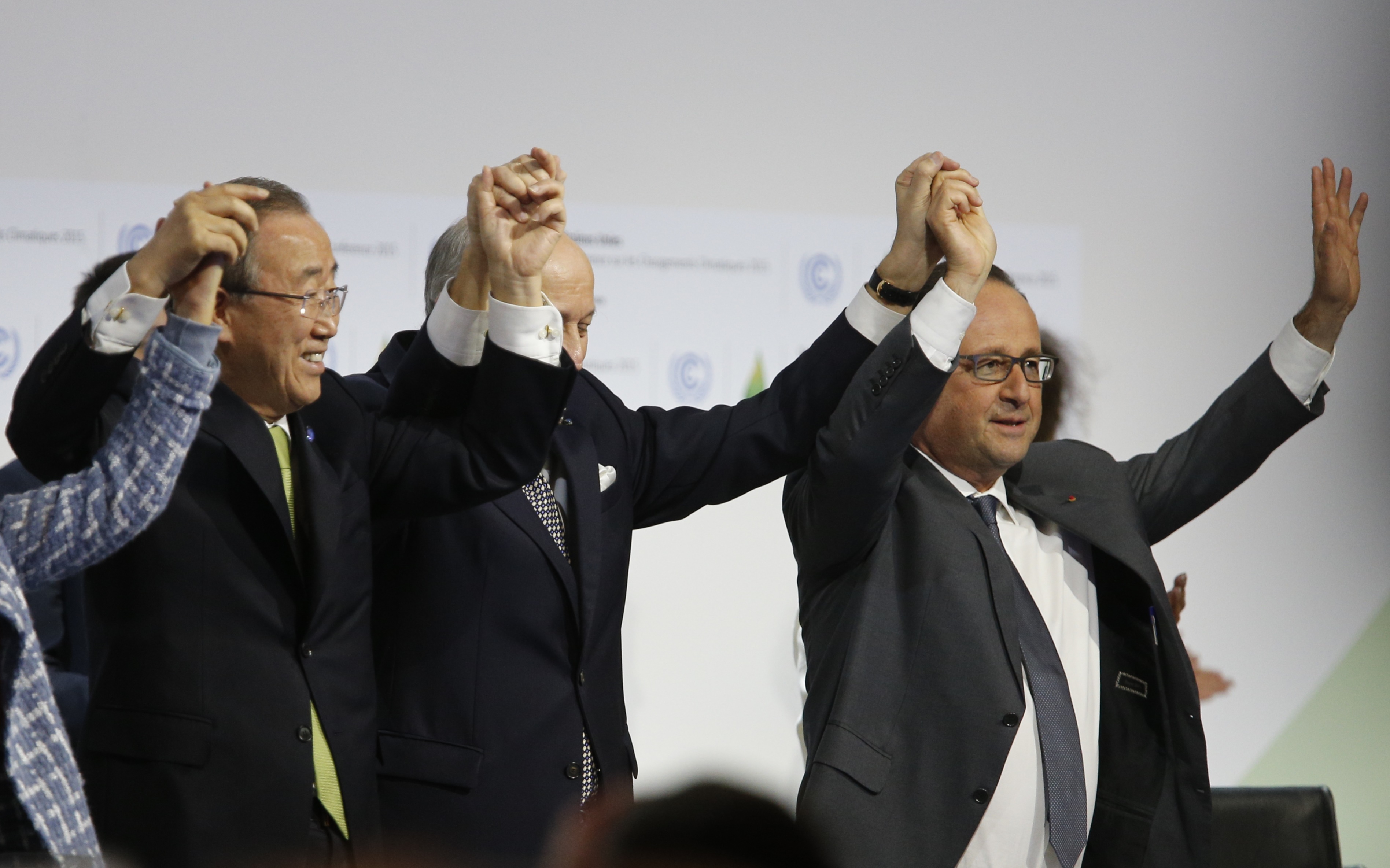 Ban Ki-moon, Laurent Fabius e Francois Hollande comemorando a provação do Acordo de Paris