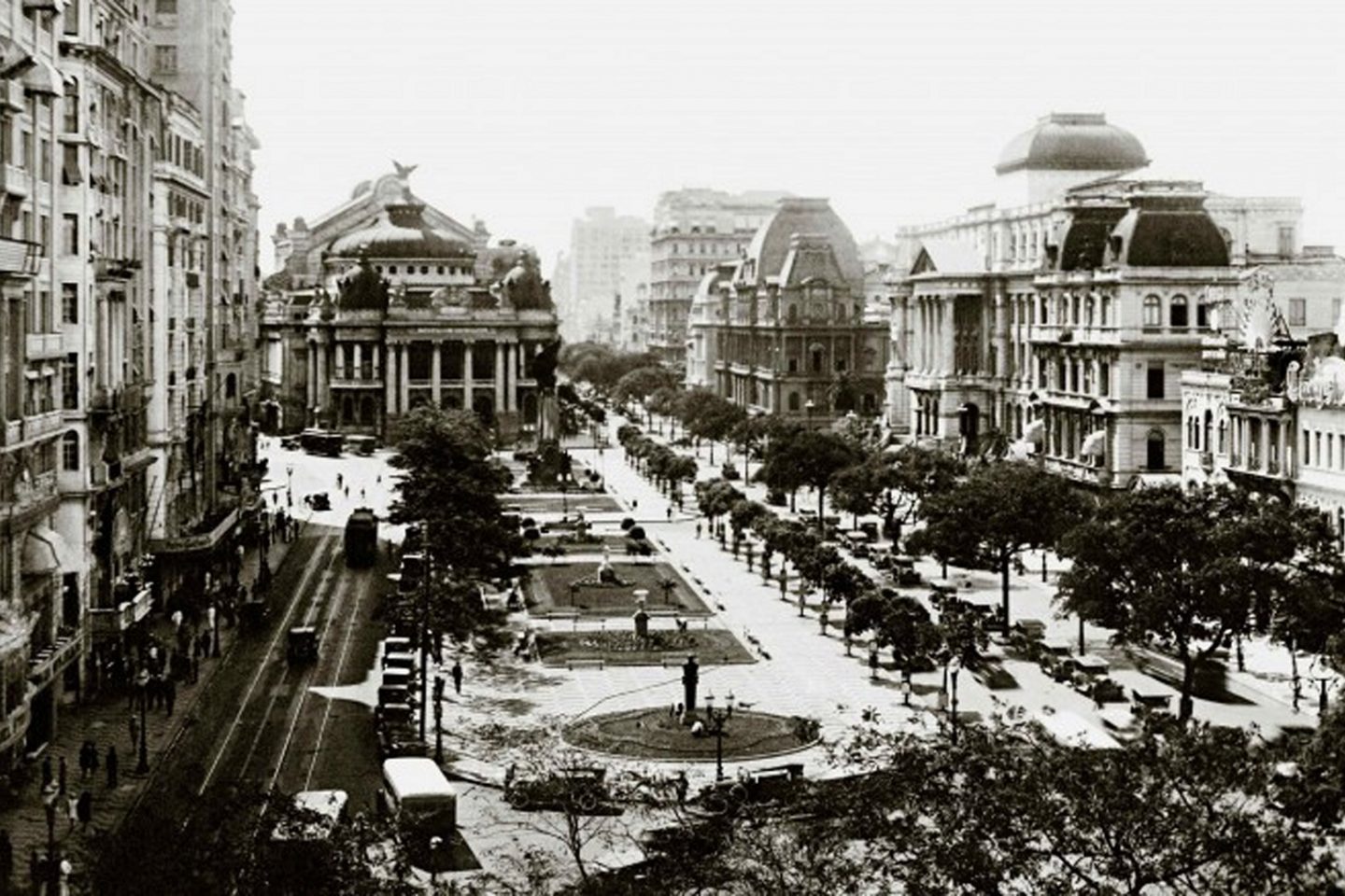 No inicio do século XX, a praça em estilo parisiense, rodeada por um largo boulevard e prédios em estilo eclético, entre eles, soberano, o Theatro Municipal