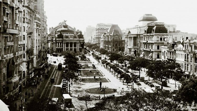 No inicio do século XX, a praça em estilo parisiense, rodeada por um largo boulevard e prédios em estilo eclético, entre eles, soberano, o Theatro Municipal