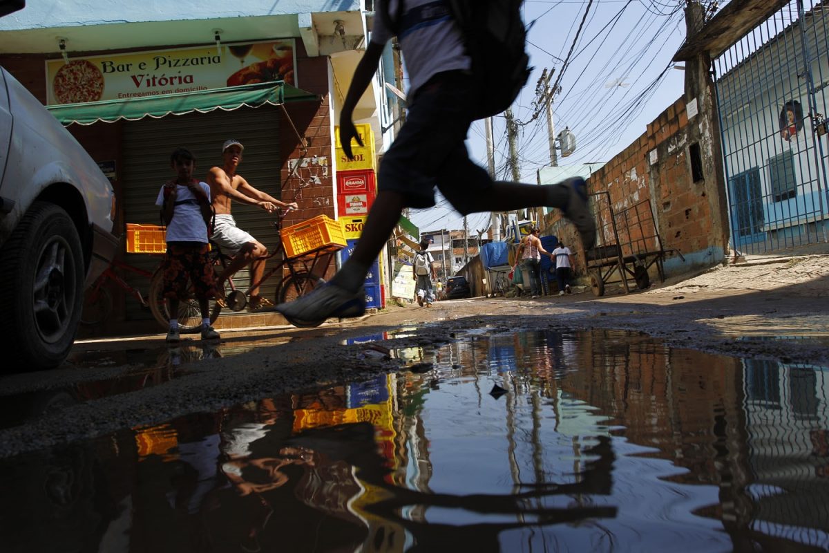 Cerca de 35 milhões de brasileiros continuam sem ter acesso a água tratada. Foto de Custódio Coimbra