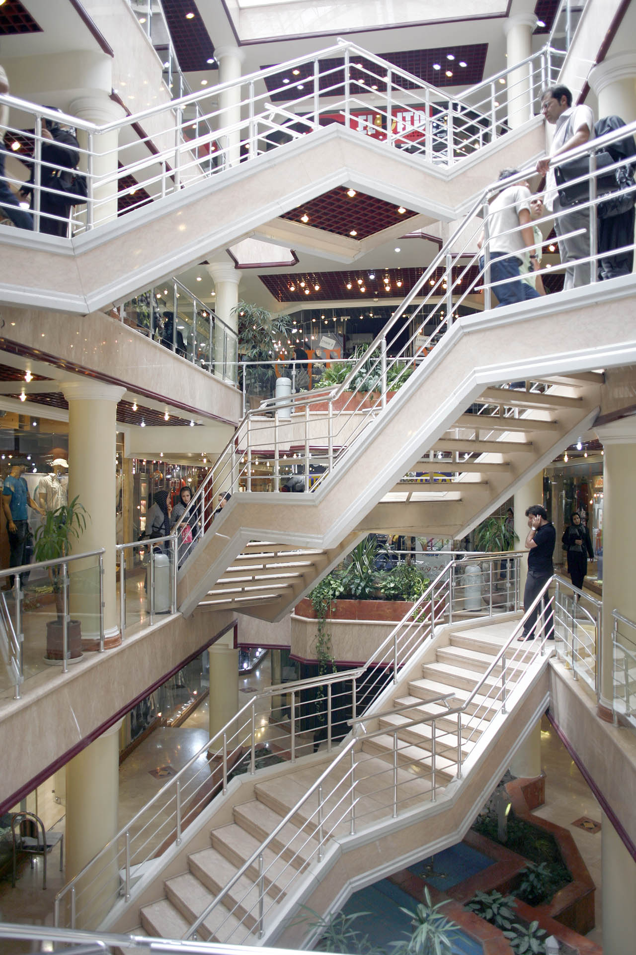 A escada de shopping continua sendo um dos grandes enigmas da humanidade. Por que todos evitam?