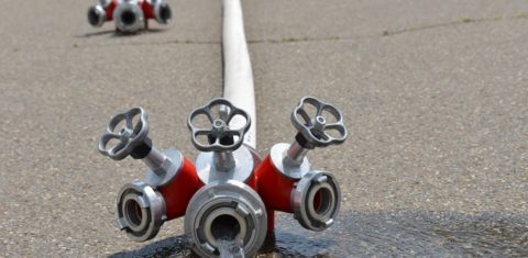 Como em todo rescaldo, o trabalho de prevenção trata de evitar que os restos do incêndio voltem a inflamar. Mas neste caso, em particular, esta parece ser tarefa inglória