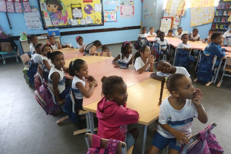 Os anos médios de estudos dos brasileiros passaram de 7,2 para 7,9