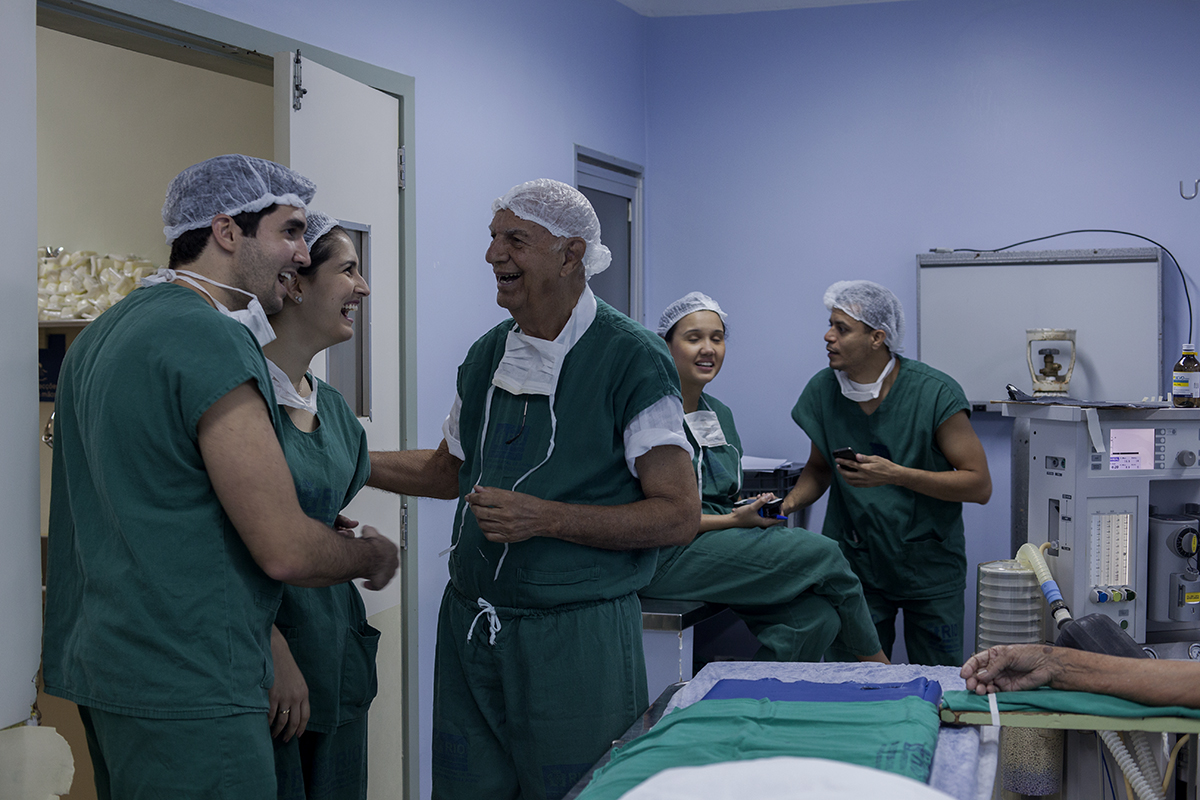 O Dr. Rocha Passos divide com alunos e residentes o conhecimento adquirido em mais de 5.000 cirurgias de abdômen