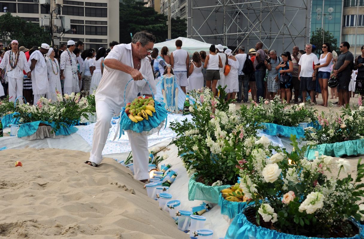 Na virada de 2015, a Comlurb recolheu 368 toneladas de lixo das areias de Copacabana