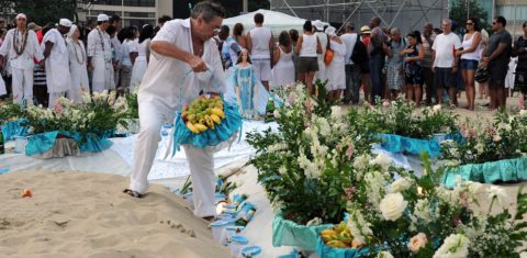 Na virada de 2015, a Comlurb recolheu 368 toneladas de lixo das areias de Copacabana
